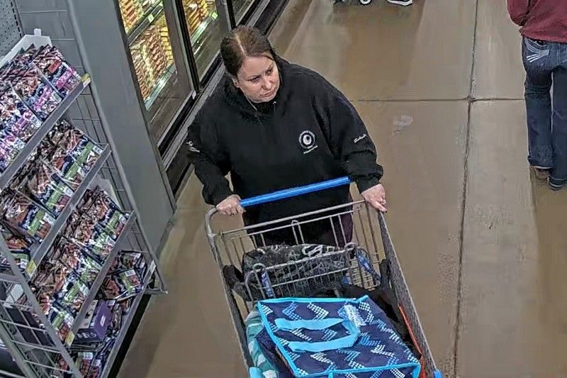 Vols à l’étalage au Walmart de Sherbrooke : la police cherche à identifier une suspecte